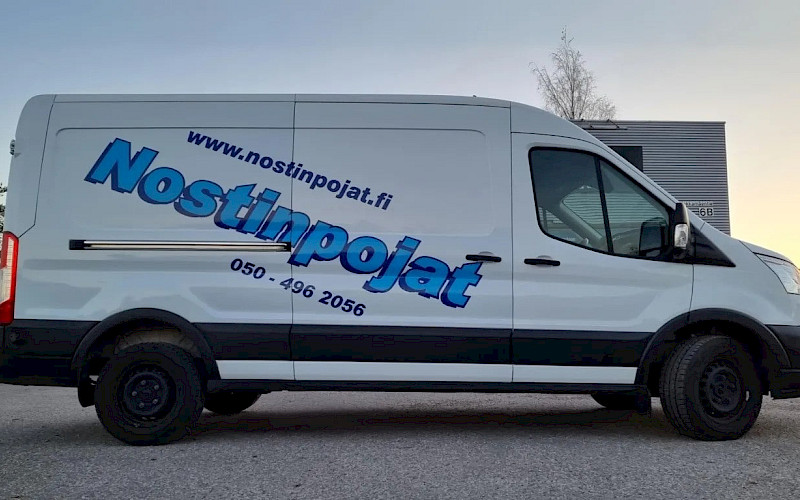 Aamuauringon kajossa kävimme napsaamassa muutaman kuvan pakettiautosta