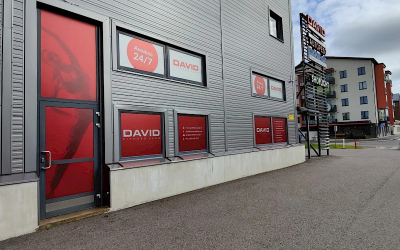 Tänään teippasimme David Fitness Club -kuntosalin ikkunat Vantaan Koivuhaassa.