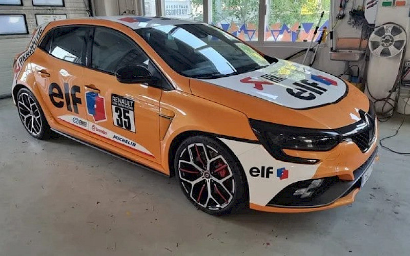 Renault Megane Rs Trophy sai näyttävän teippauksen