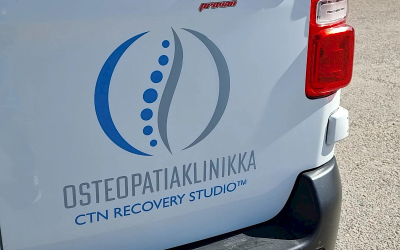 Osteopatiaklinikan auto sai logoteippaukset.