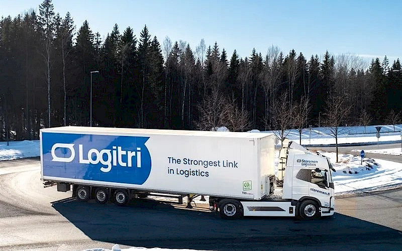 Sähkökuorma-auto teippattiin Storemen Logisticsille.