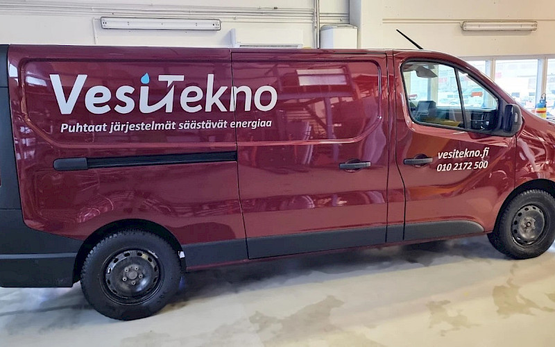 VesiTeknon pakettiautoon logoteippaukset