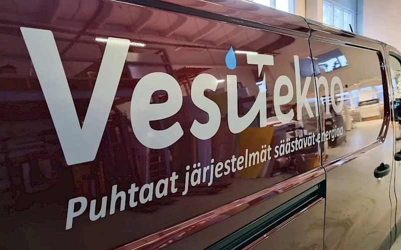 VesiTeknon pakettiautoon logoteippaukset