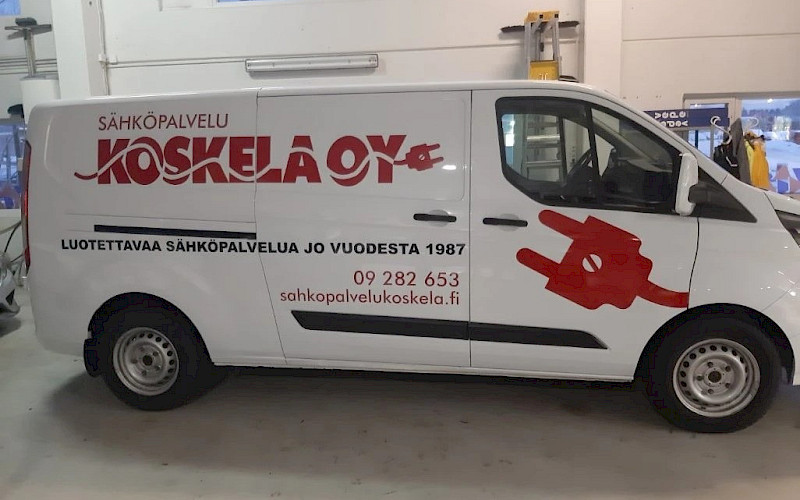 Sähköpalvelu Koskelalle teippasimme pakettiauton.