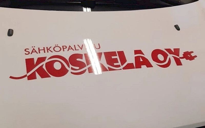 Sähköpalvelu Koskelalle teippasimme pakettiauton.