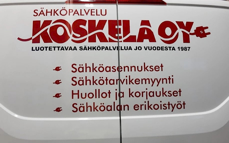 Sähköpalvelu Koskelalle teippasimme pakettiauton.