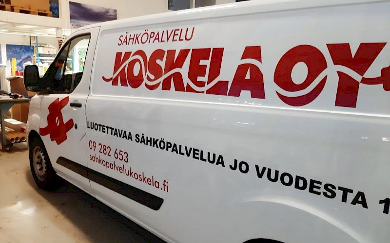 Sähköpalvelu Koskelalle teippasimme pakettiauton.