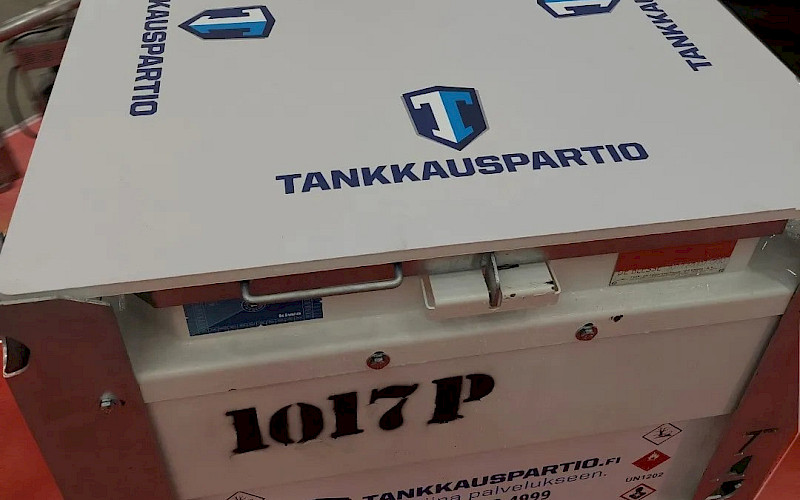 Teimme pöytälevyt Heat Rentille ja Tankkauspartiolle omilla painatuksilla ja mitoilla.